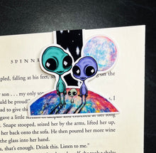 Load image into Gallery viewer, Alien Family Magnetic Bookmark. Book Lover. Teachers Gift.